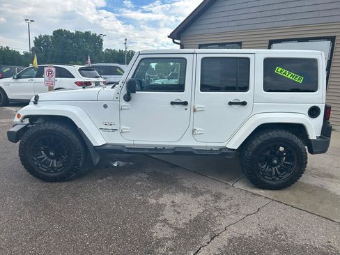 Used 2018 Jeep Wrangler Unlimited Sahara w/ Dual Top Group AWD/4WD image 8