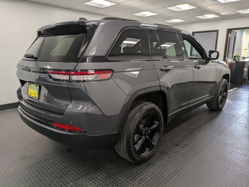 Used 2024 Jeep Grand Cherokee Altitude image 4