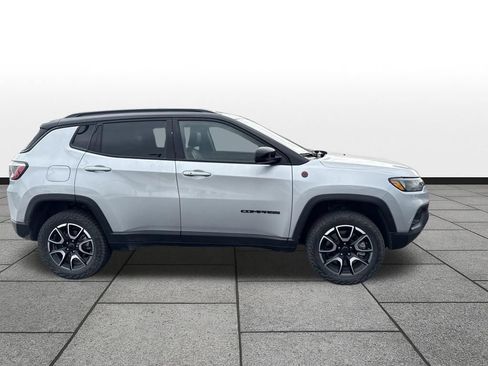 Used 2025 Jeep Compass Trailhawk AWD/4WD image 4