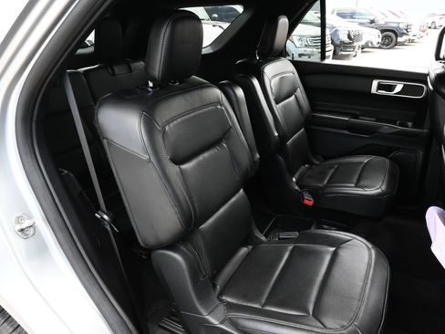 Used 2020 Ford Explorer XLT w/ Equipment Group 202A RWD image 20