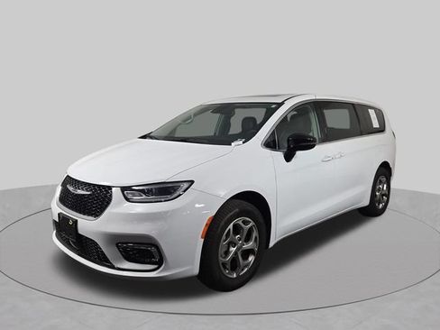 Used 2024 Chrysler Pacifica Limited AWD/4WD image 2