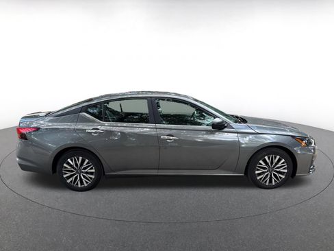 Used 2025 Nissan Altima 2.5 SV FWD image 8