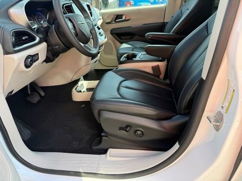 Used 2024 Chrysler Pacifica Touring-L w/ Road Tripper Package AWD/4WD image 9