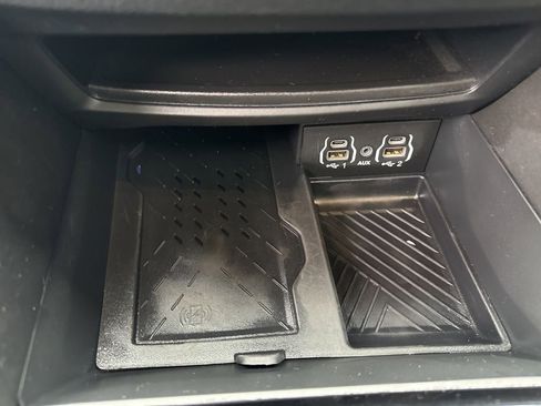 Used 2025 Chrysler Pacifica Limited image 5