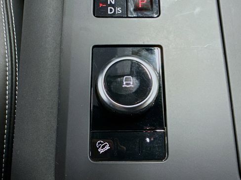 Used 2024 Land Rover Discovery Metropolitan Edition image 30