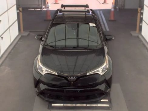 Used 2019 Toyota C-HR XLE FWD image 3