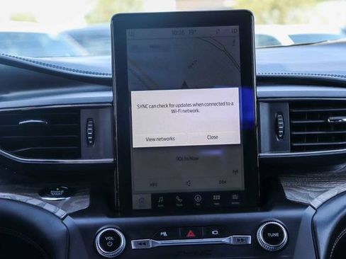 Used 2020 Ford Explorer Platinum w/ Premium Technology Package AWD/4WD image 16