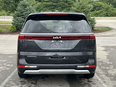 Used 2024 Kia Carnival EX FWD image 4