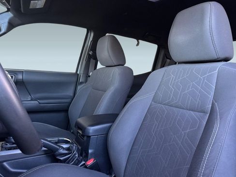 Used 2018 Toyota Tacoma TRD Off-Road w/ Technology Package image 25