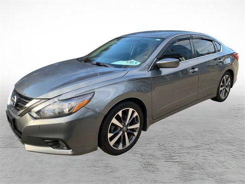 Used 2016 Nissan Altima 2.5 SR w/ LED Appearance Package image 6