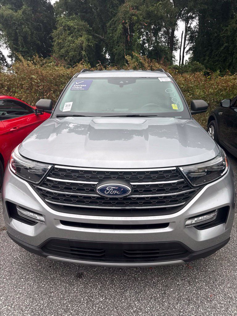 Used 2023 Ford Explorer XLT w/ Equipment Group 202A RWD image 2