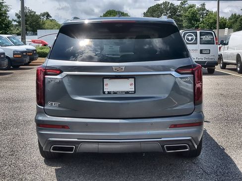 Used 2022 Cadillac XT6 Premium Luxury w/ Technology Package FWD image 7
