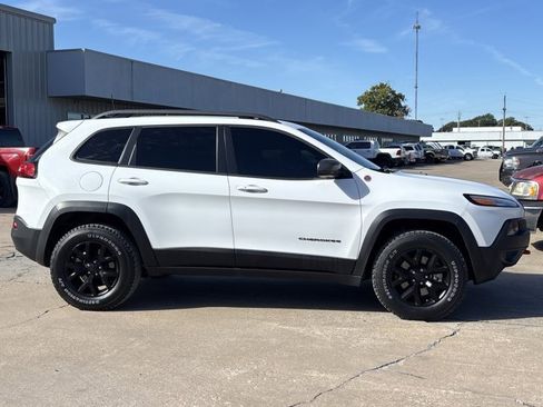 Used 2018 Jeep Cherokee Trailhawk image 2