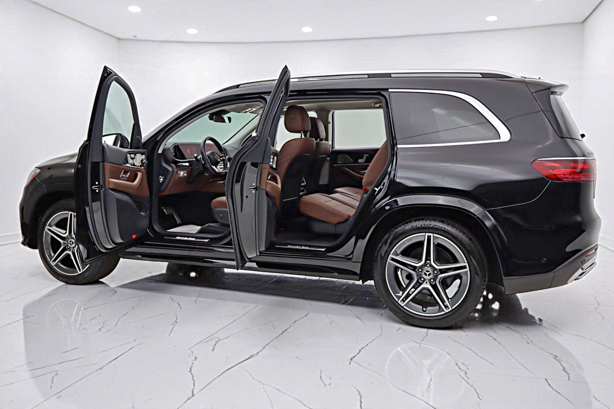 Used 2024 Mercedes-Benz GLS 450 4MATIC image 5