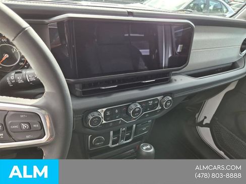 Used 2025 Jeep Wrangler Unlimited Sahara AWD/4WD image 20