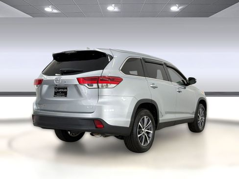 Used 2019 Toyota Highlander XLE FWD image 9