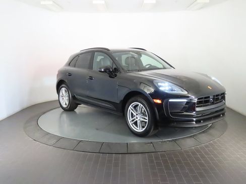 Certified 2026 Porsche Macan AWD/4WD image 9