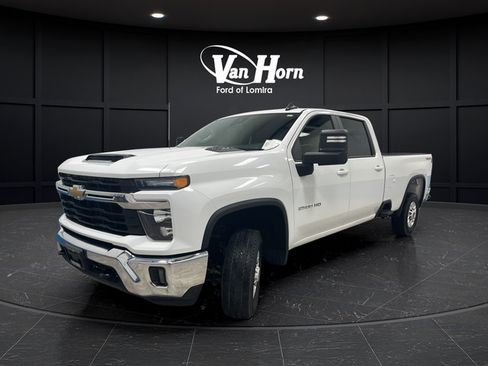 Used 2025 Chevrolet Silverado 2500 LT w/ Convenience Package AWD/4WD image 3