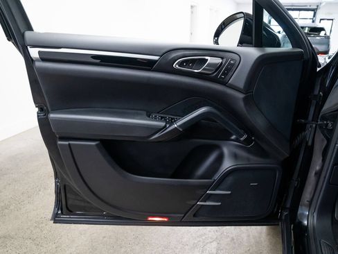 Used 2016 Porsche Cayenne AWD/4WD image 19