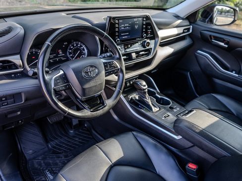 Used 2020 Toyota Highlander XLE FWD image 14