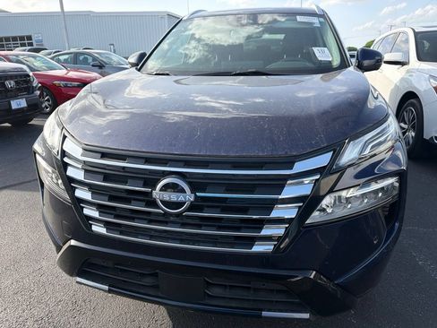 Used 2024 Nissan Rogue Platinum FWD image 2