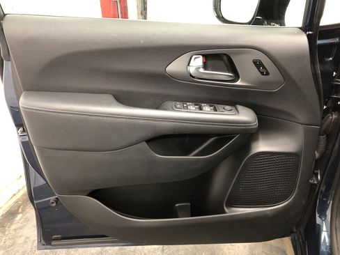 Certified 2025 Chrysler Pacifica Select w/ Uconnect Theater Family Group image 17