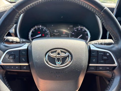 Used 2022 Toyota Highlander XLE AWD/4WD image 16
