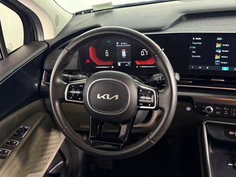 Used 2025 Kia Carnival image 15