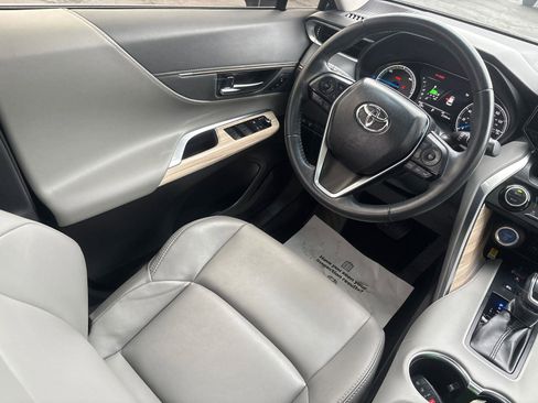 Used 2022 Toyota Venza XLE image 14