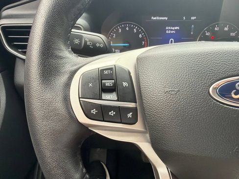 Used 2022 Ford Explorer XLT w/ Equipment Group 202A AWD/4WD image 32