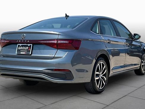 Used 2025 Volkswagen Jetta SE FWD image 13