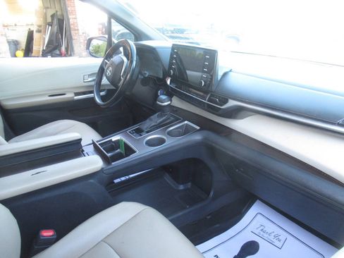 Used 2021 Toyota Sienna XLE AWD/4WD image 7