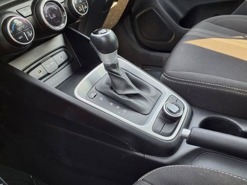 Used 2025 Hyundai Venue SEL FWD image 8
