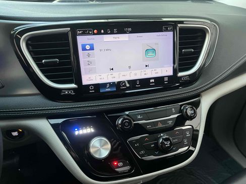 Used 2022 Chrysler Pacifica Touring-L image 7