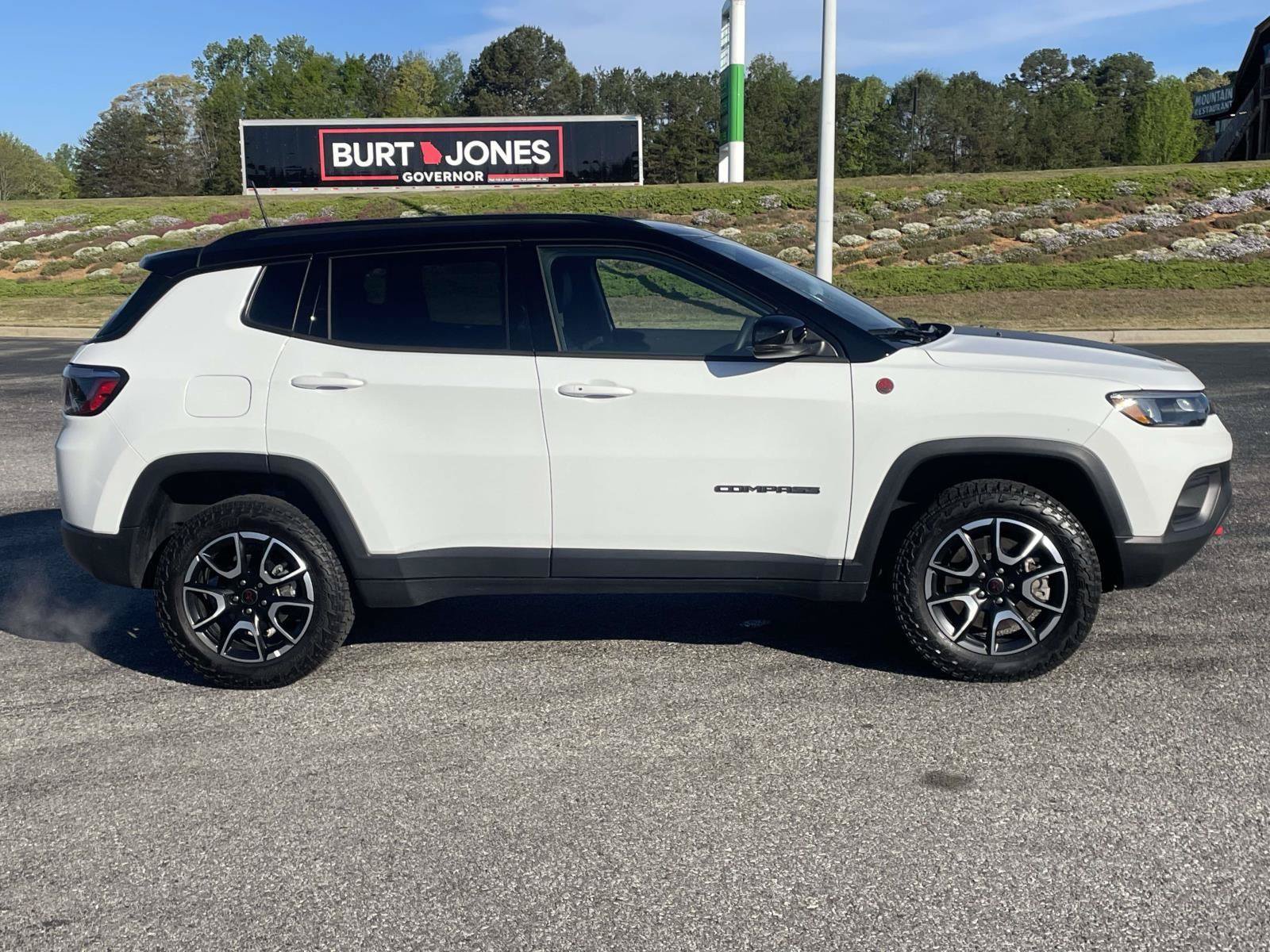 Certified 2025 Jeep Compass Trailhawk AWD/4WD image 2