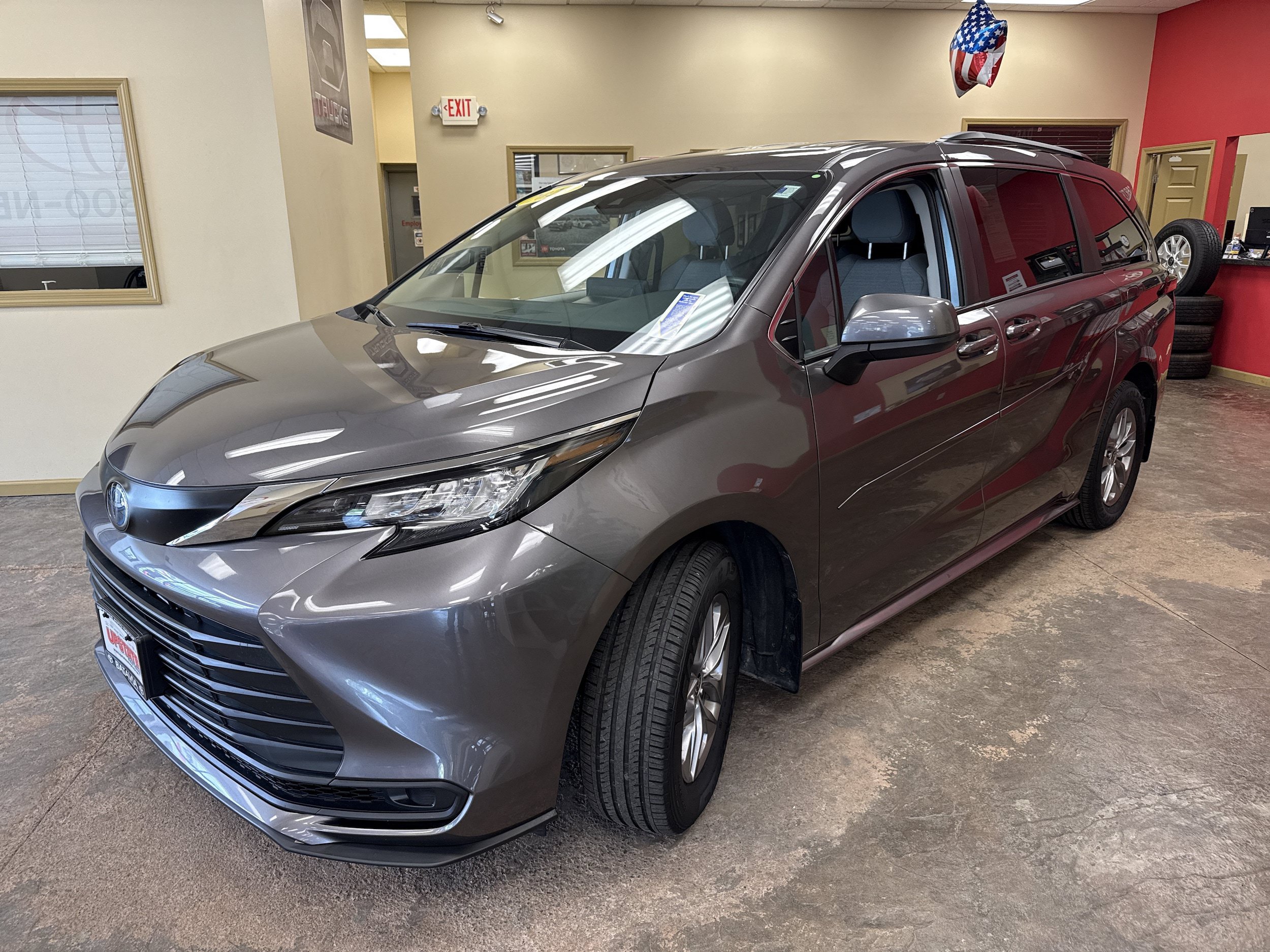 Used 2023 Toyota Sienna LE FWD image 3