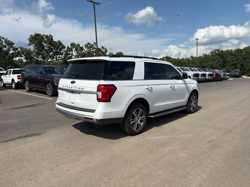 Used 2023 Ford Expedition XLT RWD image 3