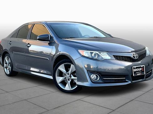 Used 2014 Toyota Camry SE image 2