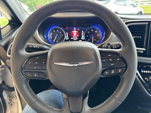 Used 2023 Chrysler Pacifica Touring FWD image 17