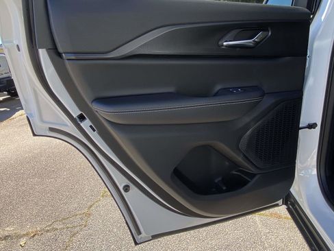 New 2025 Jeep Grand Cherokee Altitude image 14