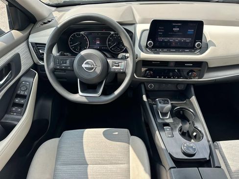 Used 2023 Nissan Rogue SV image 2