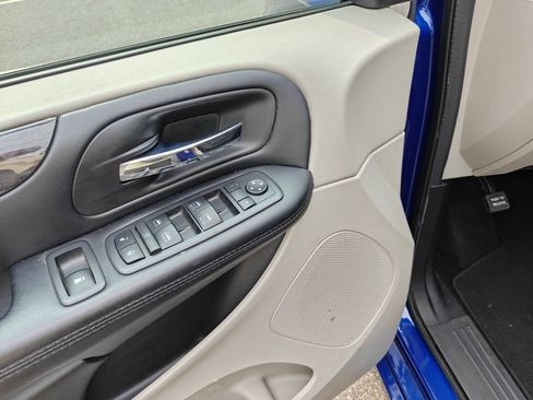 Used 2019 Dodge Grand Caravan SE w/ UConnect Hands-Free Group FWD image 18