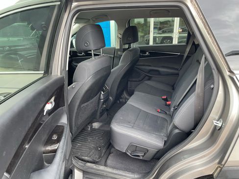 Used 2017 Kia Sorento FWD image 5