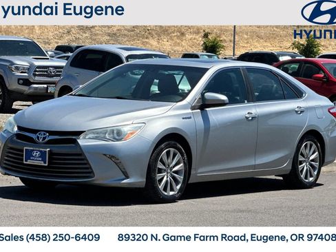 Used 2016 Toyota Camry XLE w/ Moonroof Package FWD image 9