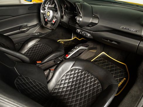 Used 2016 Ferrari 488 GTB RWD image 13