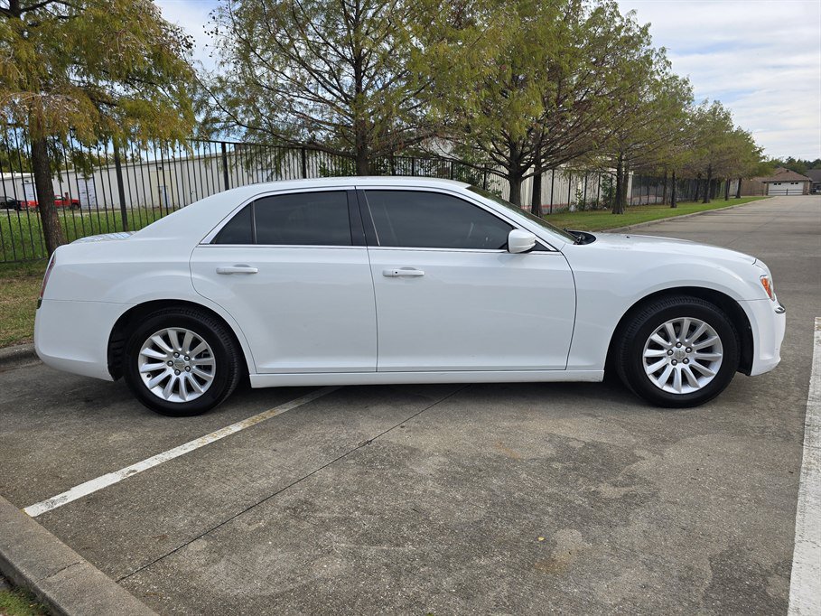 Used 2014 Chrysler 300 w/ Driver Convenience Group RWD image 7
