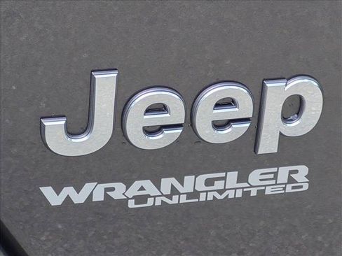 Used 2018 Jeep Wrangler Unlimited Sahara w/ Dual Top Group AWD/4WD image 19
