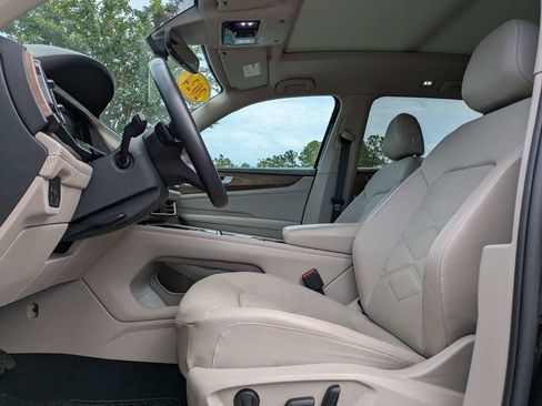 Used 2024 Volkswagen Atlas SE w/ Panoramic Sunroof Package FWD image 2