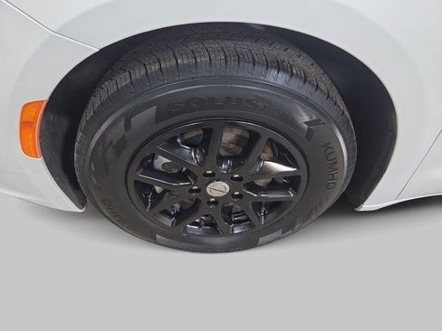 Used 2023 Chrysler Pacifica Touring-L image 31