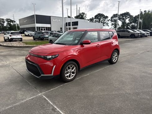 Used 2024 Kia Soul LX w/ Option Group 015 FWD image 2
